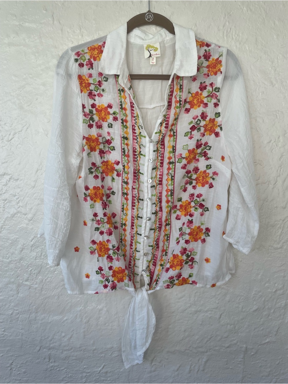 Fig & Flower white floral embroidered button up collared blouse tie front; L